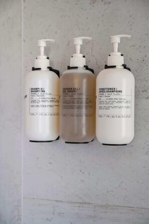 Douche, sèche-cheveux, serviettes fournies