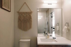 Een douche, een haardroger, handdoeken