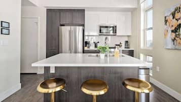 Refrigerador, microondas, horno y parrilla de estufa