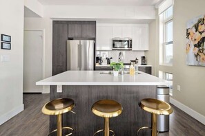 Een koelkast, een microgolfoven, een oven, een kookplaat