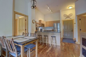 Condo, 2 quartos | Cozinha privada | Geladeira, micro-ondas, fogão, cafeteira/chaleira