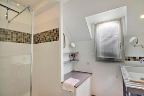 Combined shower/bathtub, hair dryer, towels - Maison "les pieds dans le sable" Vue mer (Quiberon)