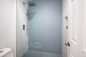 Ensemble douche/baignoire, sèche-cheveux, serviettes fournies