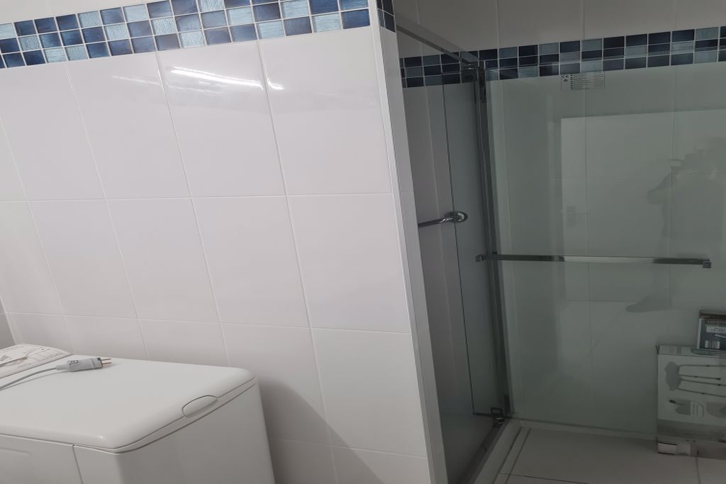 Dusch, hårtork, handdukar och tvål