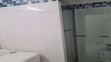 Dusch, hÄrtork, handdukar och tvÄl