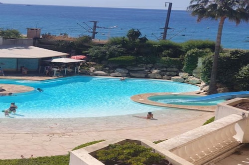 Newly renovated apartment in a beautiful,secure condominium,5 mn walk to the sea