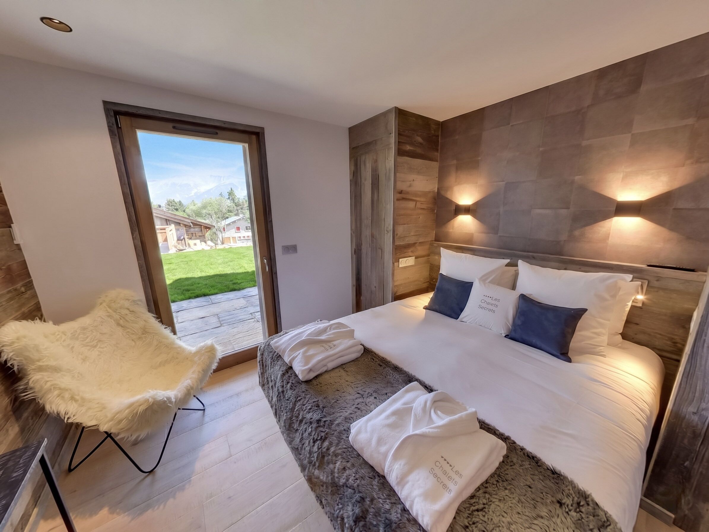 3 habitaciones, tabla de planchar con plancha y cuna de viaje 