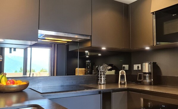 Refrigerador, microondas, horno y parrilla de estufa 