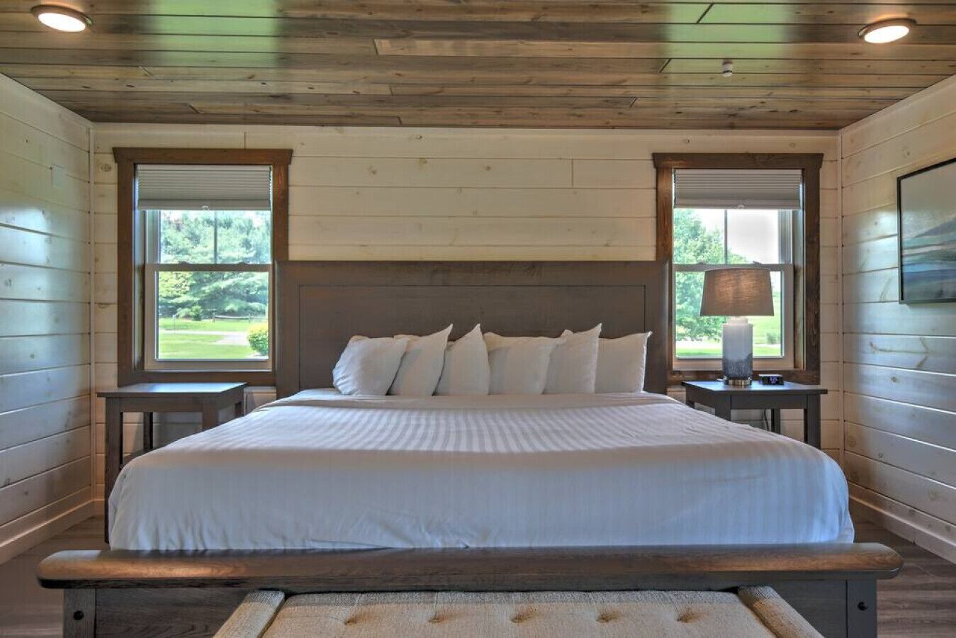 2 bedrooms, desk, WiFi, bed sheets