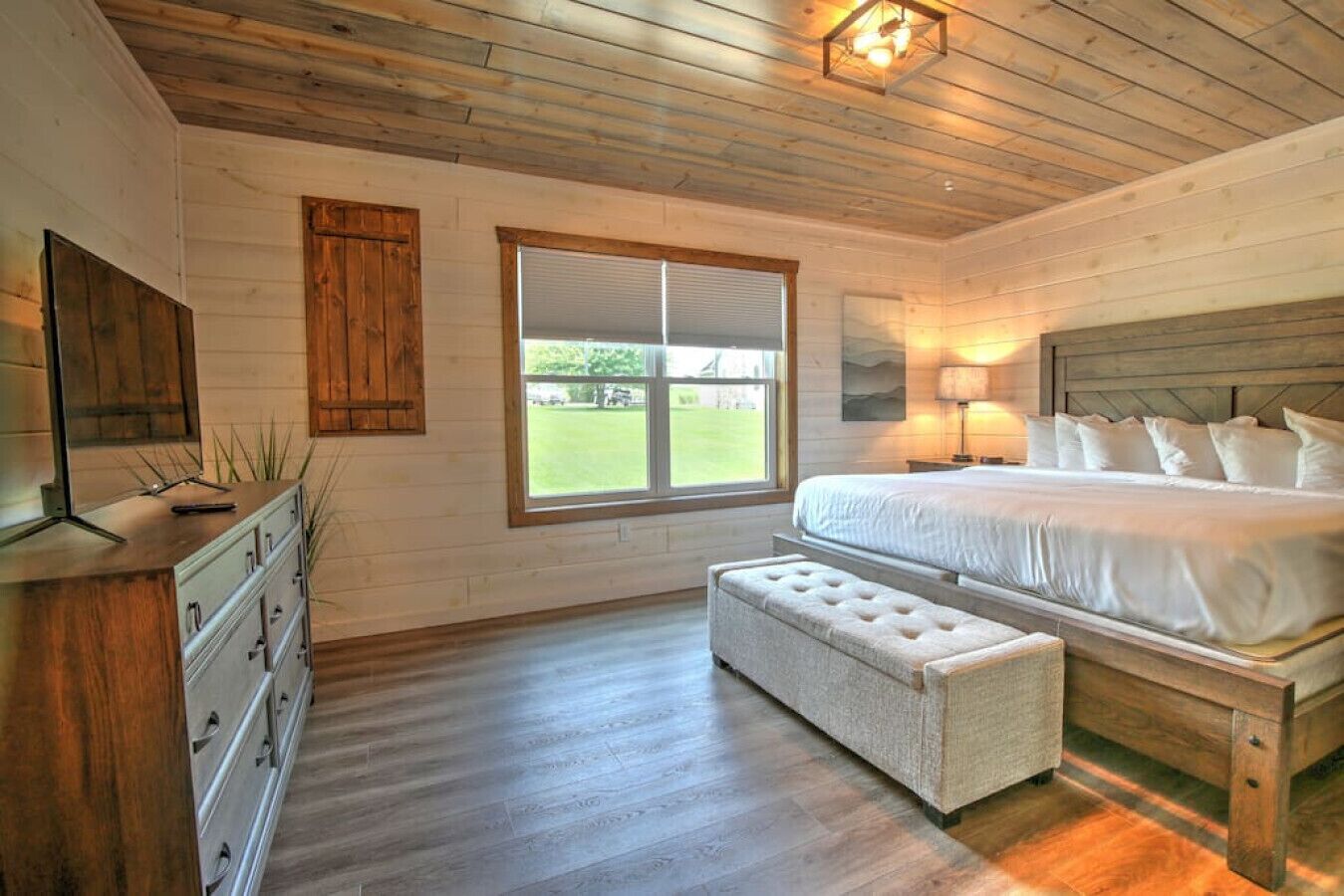 2 室のベッドルーム、デスク、WiFi、ベッドシーツ