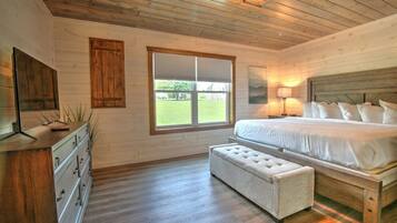 2 bedrooms, desk, WiFi, bed sheets