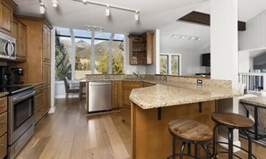 Geladeira, micro-ondas, fogão, cooktop