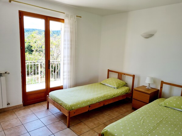 2 bedrooms, iron/ironing board, bed sheets