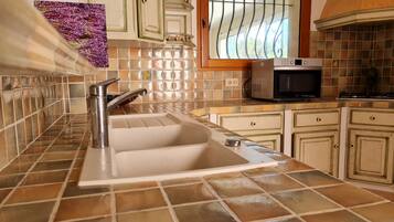 Fridge, oven, stovetop, coffee/tea maker