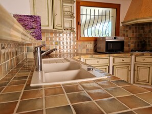 Kühlschrank, Ofen, Herdplatte, Wasserkocher mit Kaffee-/Teezubehör