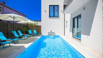 Piscine extérieure (ouverte en saison), parasols de plage