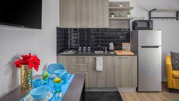 Studio Suite | Private kitchen | Mini-fridge, microwave, stovetop, cookware/dishes/utensils