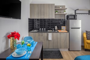 Suite estudio | Cocina privada | Frigobar, microondas, parrilla de estufa y utensilios de cocina