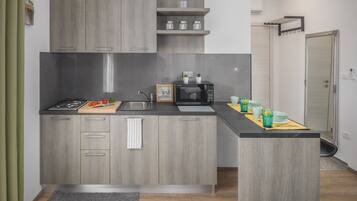 Suite Studio Supérieure | Cuisine privée | Mini réfrigérateur, micro-ondes, plaque de cuisson