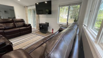 Smart TV, fireplace, stereo