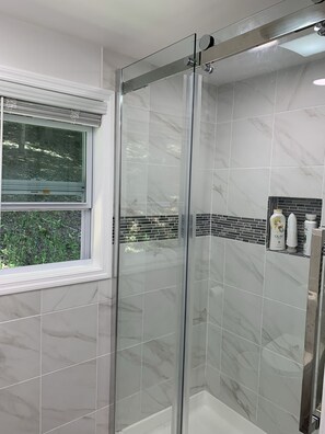 Douche, sĂšche-cheveux, serviettes fournies, savon