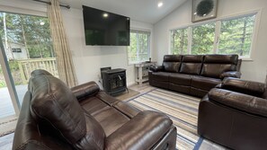 Smart TV, fireplace, stereo
