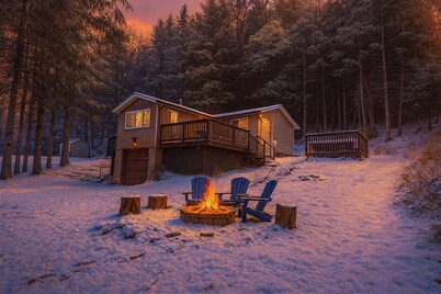 Free 50 Amp EV Charger Modern New, HotTub, A/C, Webber Grill, 2 Decks, FirePit