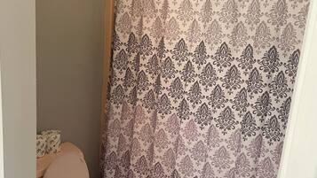 Ensemble douche/baignoire, serviettes fournies, savon, papier toilette