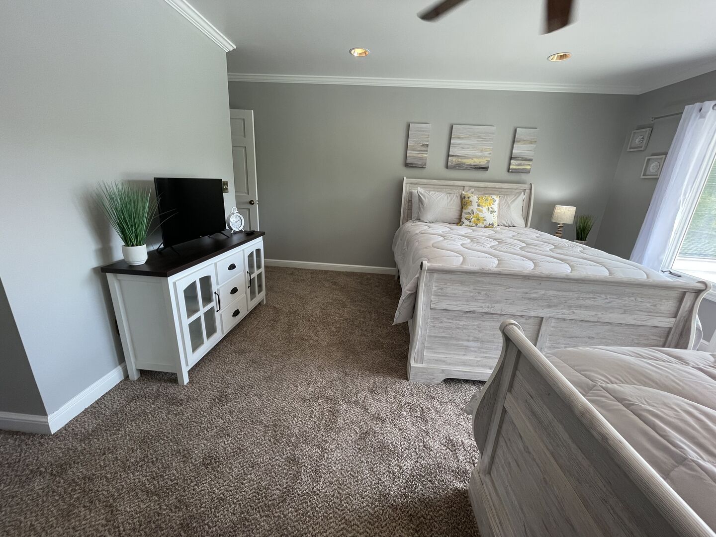 4 bedrooms, iron/ironing board, WiFi (free), bed sheets