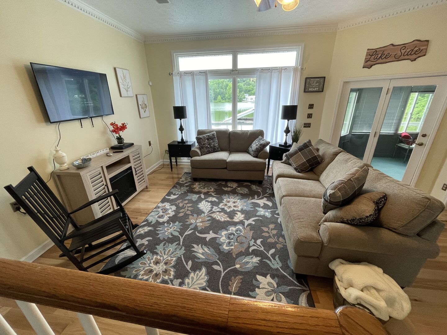 Smart TV, fireplace, DVD player, table tennis