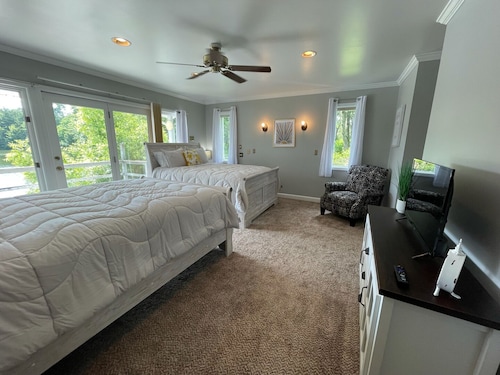 Pine Lake Retreat on secluded 20 acre nature preserve