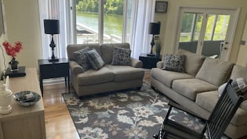 Smart TV, fireplace, DVD player, table tennis