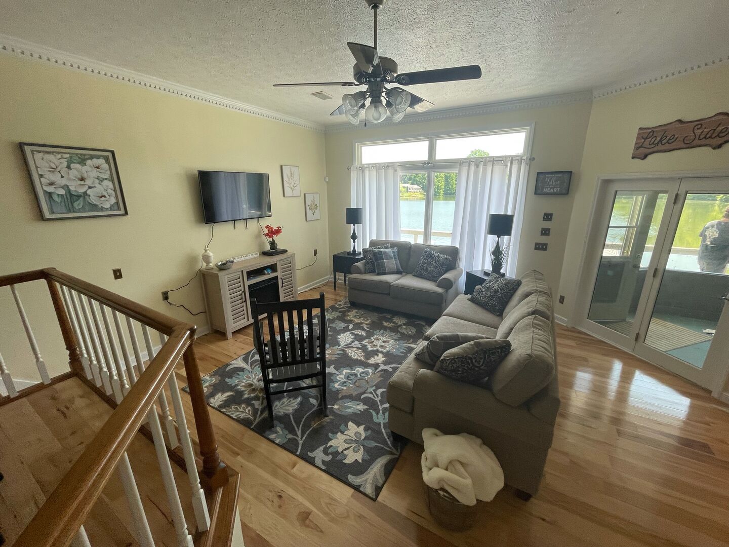 Smart TV, fireplace, DVD player, table tennis
