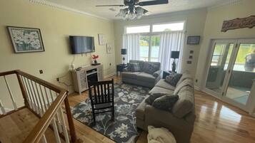 Smart TV, fireplace, DVD player, table tennis