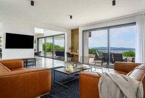 Televisión LCD, chimenea y tenis de mesa 