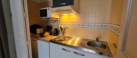 Fridge, microwave, dishwasher, coffee/tea maker