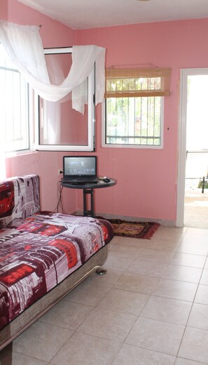 2 habitaciones, escritorio y tabla de planchar con plancha 