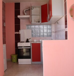 Refrigerador, horno, parrilla de estufa y tetera eléctrica 