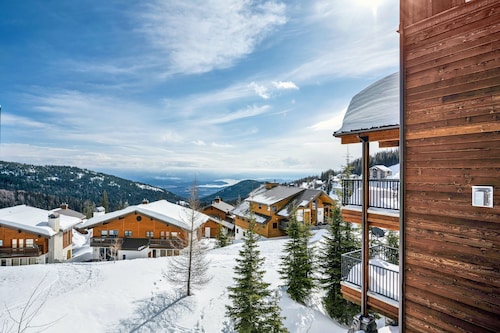 Ski-in/ski-out townhome with private hot tub & sauna, amazing view, prime locale