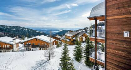 Ski-in/ski-out townhome with private hot tub & sauna, amazing view, prime locale