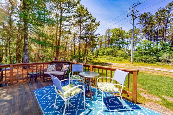 Outdoor dining - Sunny, Family-Friendly Home w/ Fast WiFi - Adjacent to Cape Cod Rail Trail (West Yarmouth)
