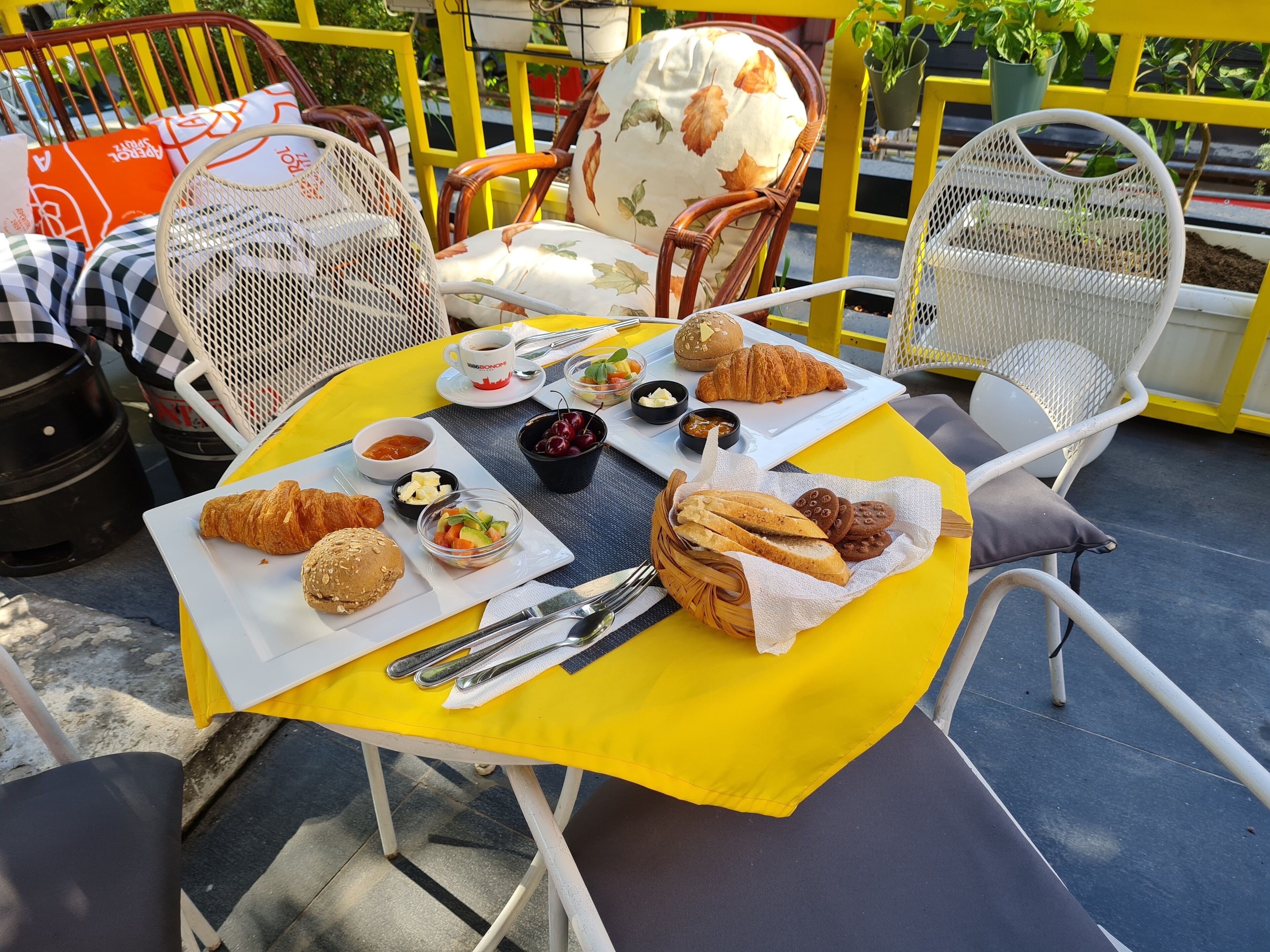 Daily cooked-to-order breakfast (EUR 3 per person)