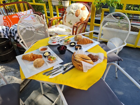 Ferdiglaget frokost hver dag (EUR 3 per person)