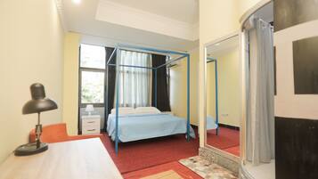 Eenvoudige tweepersoonskamer | Italiaanse Frette-lakens, luxe beddengoed, bedden met traagschuimmatras