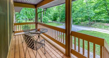 Ideal Wooded Gem W/ Large Deck, Gas Grill, Free WiFi, Firepit & Creek