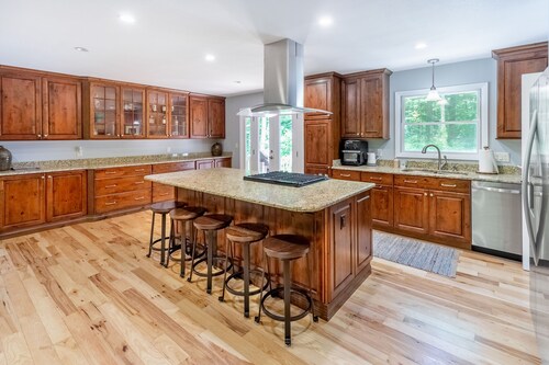 Ideal Wooded Gem W/ Large Deck, Gas Grill, Free WiFi, Firepit & Creek