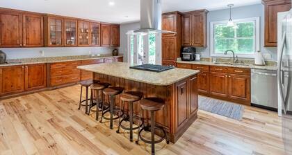 Ideal Wooded Gem W/ Large Deck, Gas Grill, Free WiFi, Firepit & Creek