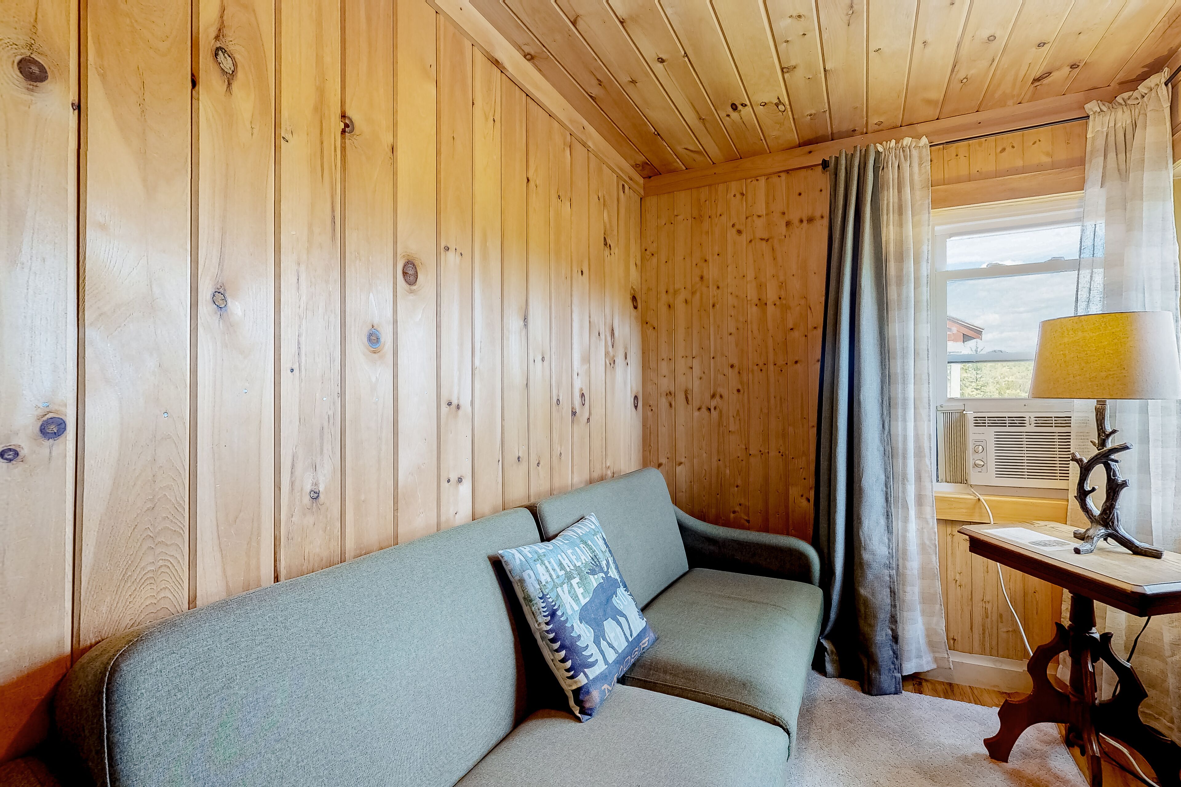 Intimate cottage with a kitchenette, WiFi, gas grill & seasonal pool