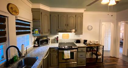 KnightPlace - The Irene - 1BD-1BA Apartment in Duplex - Near Mercer University