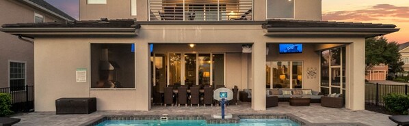 Un hôtel moderne doté d’une piscine, d’un espace extérieur aménagé et d’un bar bien visible.